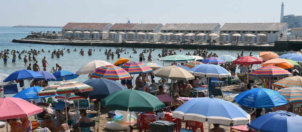 Bari spiagge in città prese d assalto per il penultimo weekend di luglio