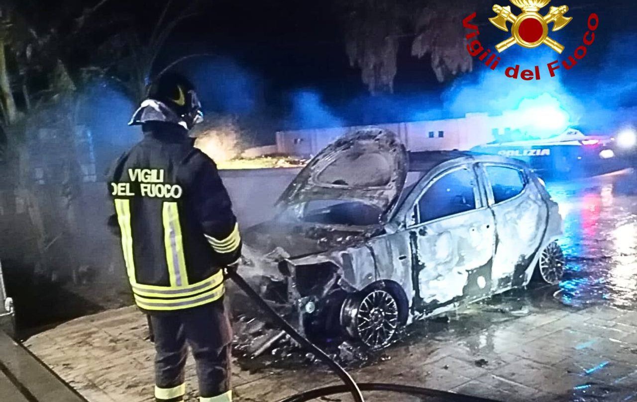 Ancora Fiamme Nel Salento Un Incendio Divampato Nella Notte Distrugge