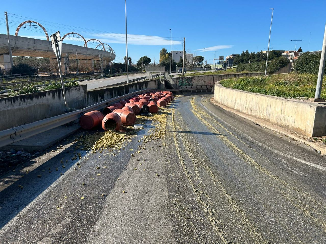 Bari Un Camion Perde Il Carico Di Olive Chiuso Il Sottopasso Che Da