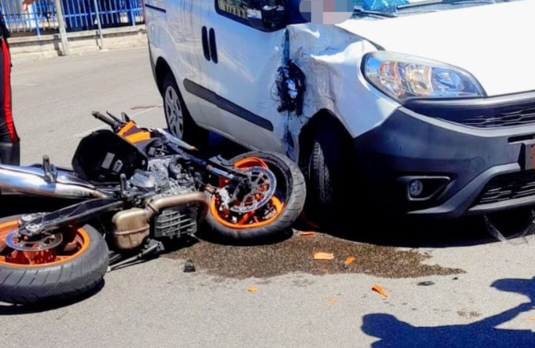 Bari Tragico Incidente Fra Moto E Furgone A Palese Centauro