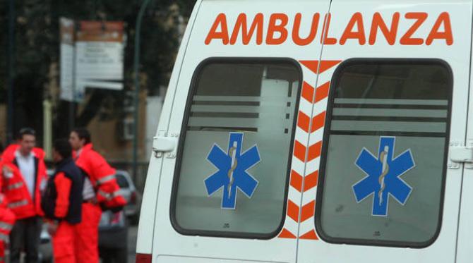 Lecce, trovato un uomo senza vita su un albero