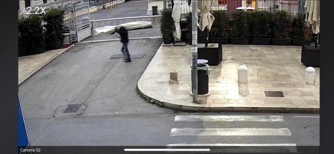 Umbertino, furti di ombrelloni dai locali: ristoratore denuncia postando le foto su fb