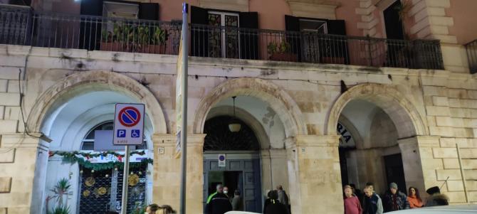 Bitonto, incendio nella sede di una cooperativa: farmacista eroe doma le fiamme