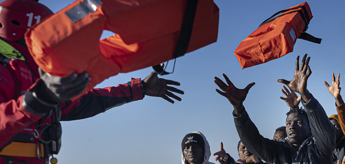 Migranti, veliero con 69 persone accolto a Santa Maria di Leuca