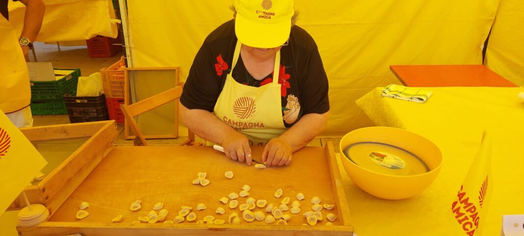 signora delle orecchiette - bari