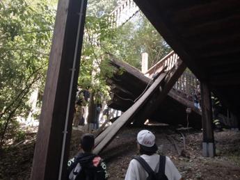 Roma, crollo al Globe Theatre: 10 giovani evacuati e soccorsi da 118