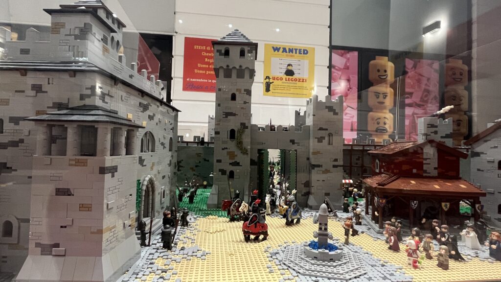 Paesaggi in mattoncini e omini Lego che diventano arte: apre la