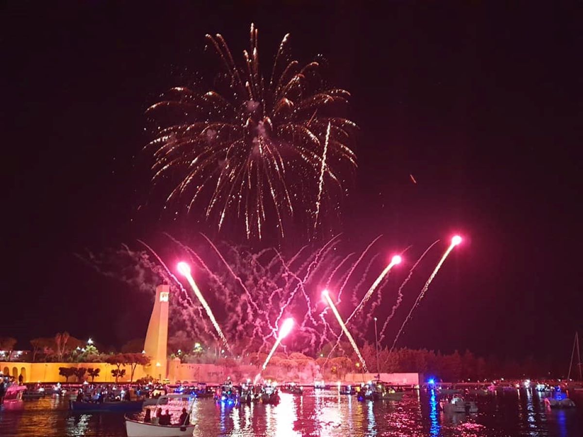 Brindisi In Festa Per I Santi Teodoro E Lorenzo: Più Fuochi D’artificio ...