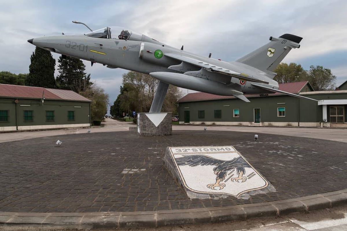 Rolex e beni di lusso per un posto in Aeronautica militare tutti