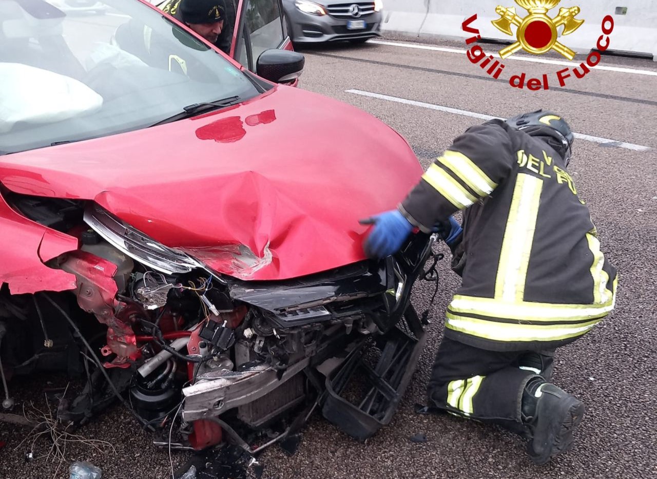 Incidente sulla strada statale 613 alle porte di Lecce paura per una donna