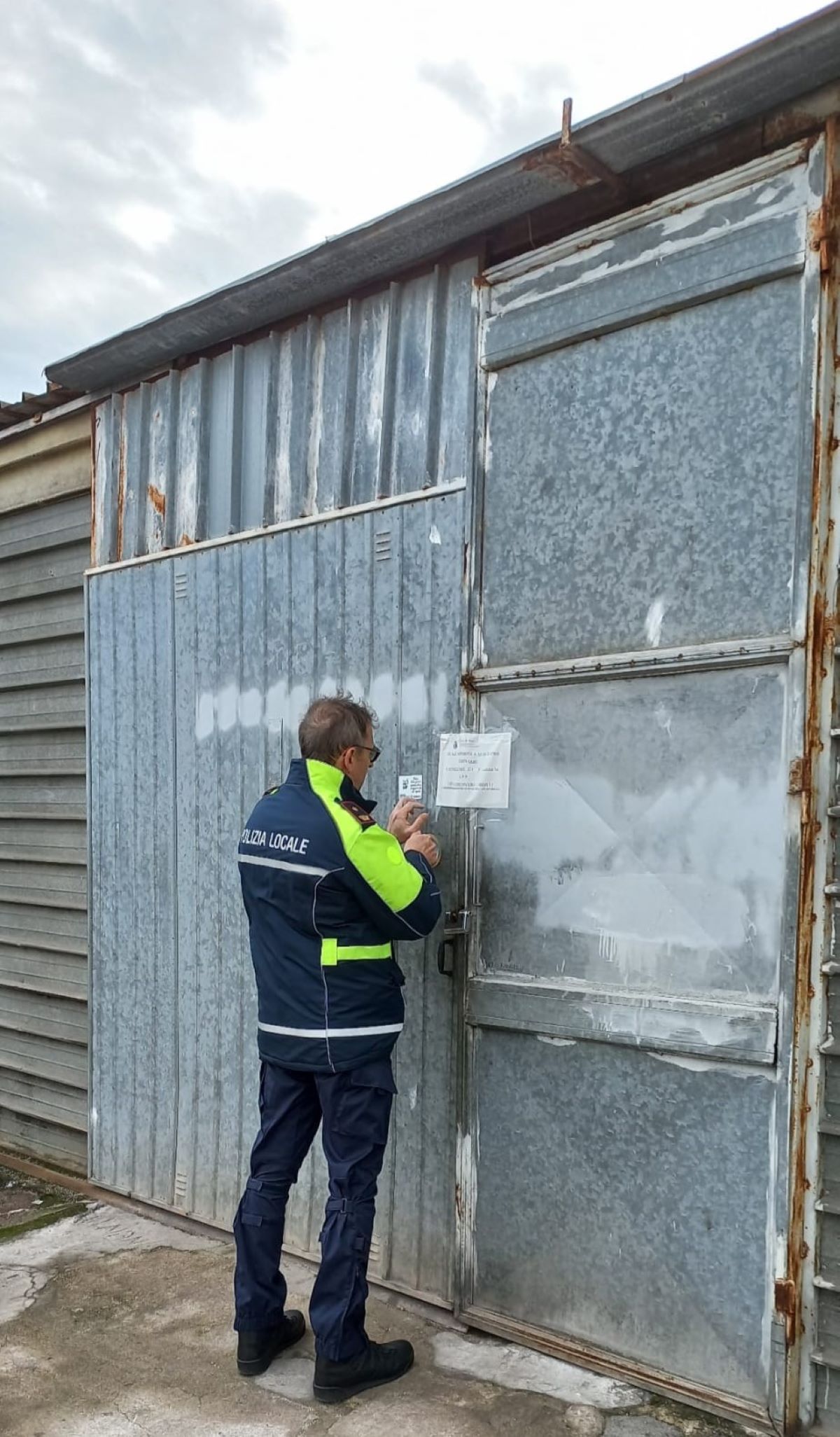 Il porta a porta invade i quartieri San Paolo e Stanic: al via la  distribuzione dei bidoncini per i rifiuti Bari 23 aprile 2019