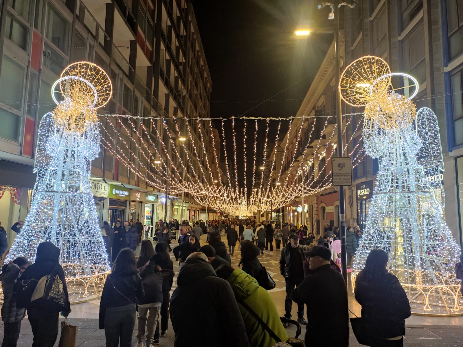 Bari si veste a festa aspettando San Nicola e il Natale: la magia delle luci  in via Sparano - FOTO